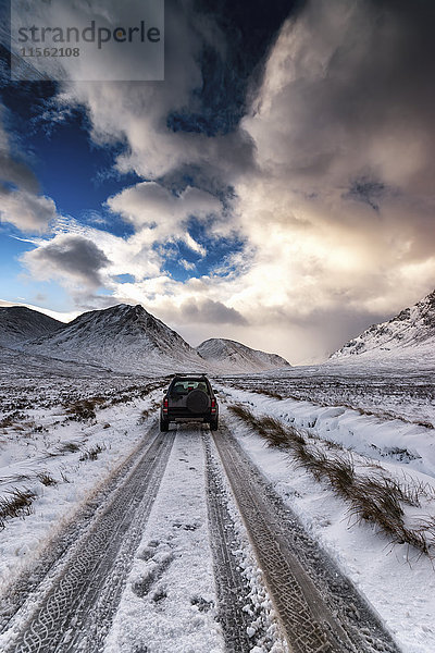 UK  Schottland  Glen Etive  Allradfahrzeug im Winter