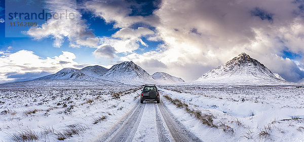 UK  Schottland  Glen Etive  Allradfahrzeug im Winter