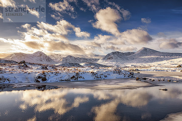 UK  Schottland  Rannoch Moor  Loch Ba und Black Mount Mountain Range im Winter