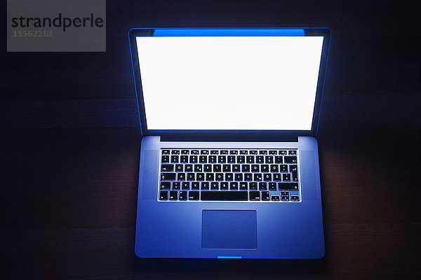 Laptop mit glänzendem leeren Display