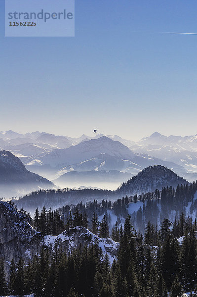 Deutschland  Bayern  Aschau  Winterlandschaft von der Kampenwand aus gesehen