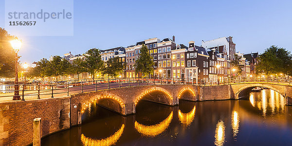 Niederlande  Amsterdam  beleuchtete Brücken über Kaiser- und Leidsekanal am Abend