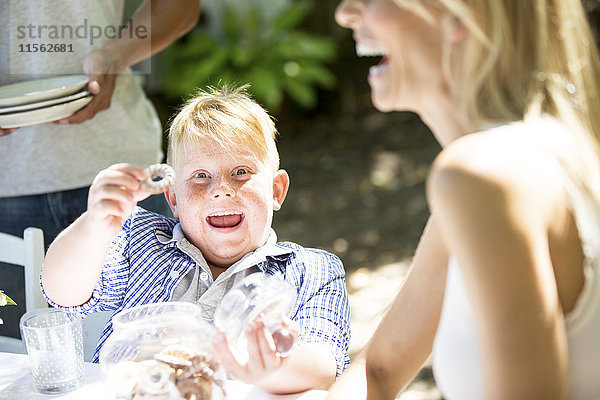 Porträt eines glücklichen Jungen mit Keksen