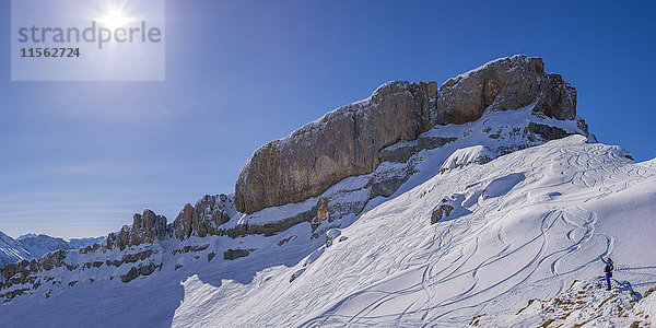 Allgäuer Alpen  österreichisch-deutsche Grenze  Frau nimmt Selfie vor dem Hohen Ifen