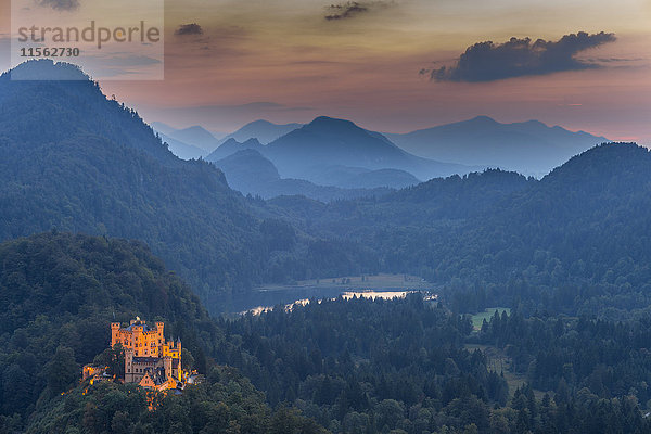 Deutschland  Bayern  Allgäu  Schloss Hohenschwangau und Alpsee bei Sonnenuntergang