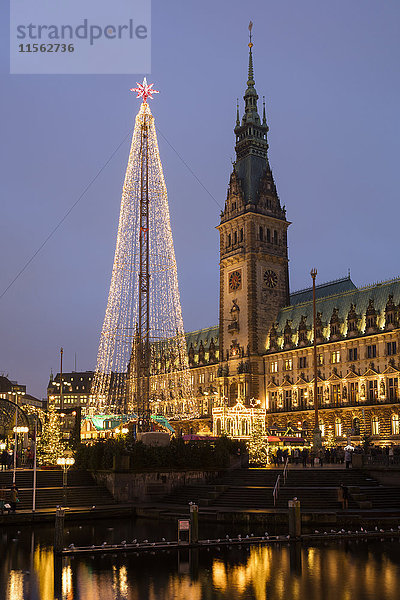 Deutschland  Hamburg  Stahlweihnachtsbaum auf dem Markt vor dem beleuchteten Rathaus