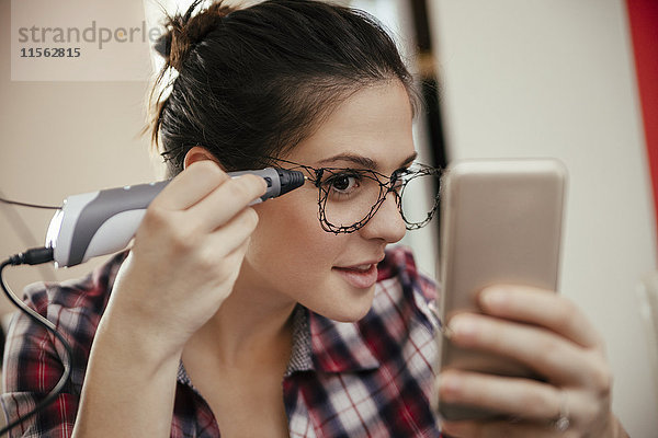 Junge Frau mit Brille  gezeichnet mit 3D-Stift
