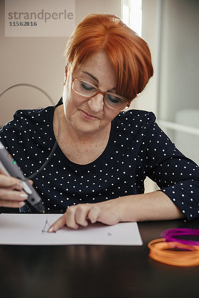 Seniorin Zeichnen mit 3D-Stift