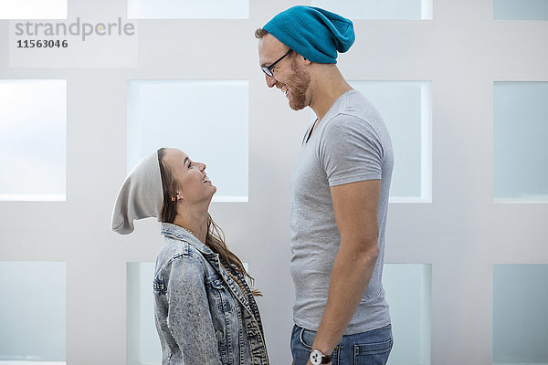 Kleine Frau und großer Mann lachen sich aus.