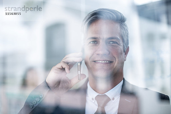 Geschäftsmann im Büro beim Telefonieren