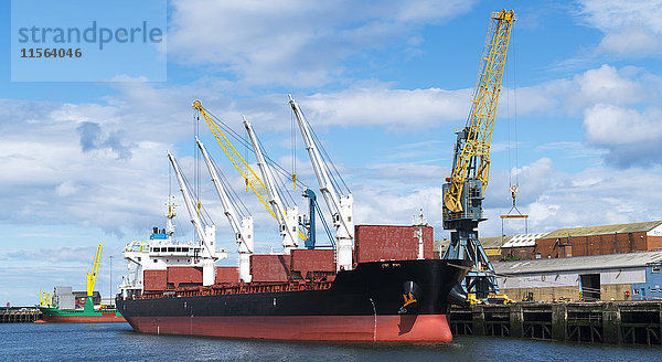 Ein großes Schiff  das am Fluss Wear angedockt ist  mit zahlreichen Kränen in der Werft; Sunderland  Tyne and Wear  England .