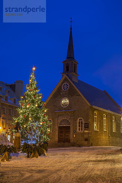 Unterstadt weihnachtlich geschmückt  Kirche Notre-Dame des Victoires; Quebec City  Quebec  Kanada'.