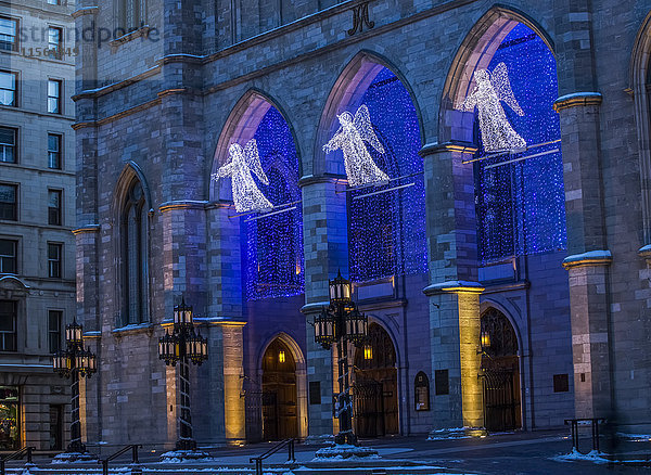 Weihnachtsengel und blaue Lichter in der Kathedrale Notre Dame; Montreal  Quebec  Kanada'.
