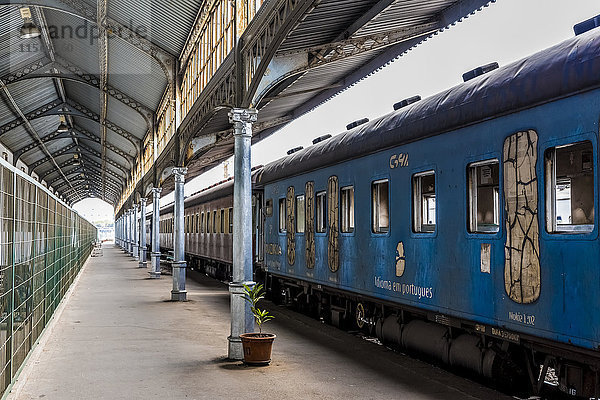 Zug im Hauptbahnhof von Maputo; Maputo  Mosambik'.