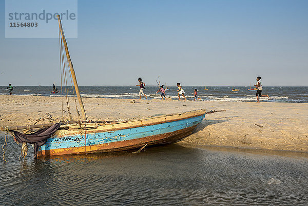 Kinder laufen am Strand; Maputo  Mosambik'.