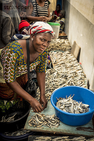Fischverkäufer auf dem städtischen Markt  Vilanculos  Bazaruto-Archipel; Mosambik'.