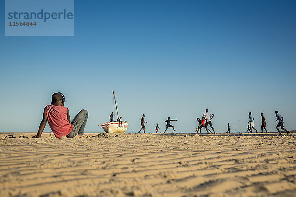 Einheimische Jungen spielen Fußball am Strand von Vilanculos bei Ebbe  Bazaruto-Archipel; Mosambik'.