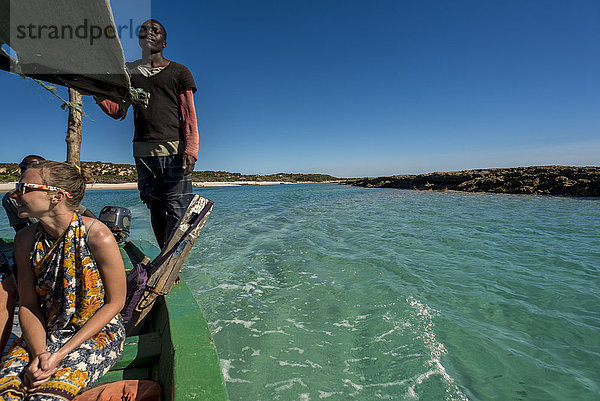 Touristen in einer Dhow auf der Insel Benguerra  der zweitgrößten Insel des Bazaruto-Archipels; Mosambik'.