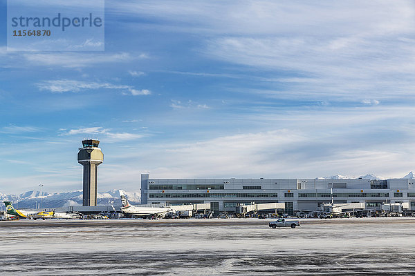 Alaska Airlines 737 Jets angedockt auf dem Ted Stevens Anchorage International Airport  C Concourse  Anchorage  Southcentral Alaska  USA  Winter