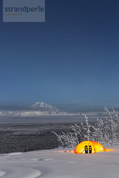 Blick auf Mount Drum und das Copper River Valley mit einem Zelt und Schneeschuhen im Vordergrund  Southcentral Alaska  USA  Winter