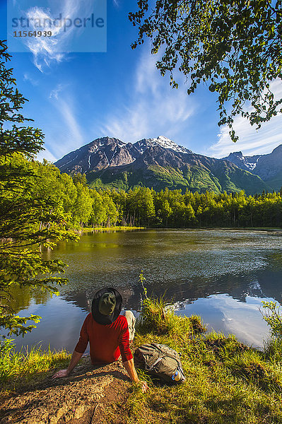 Wanderer rastet neben dem Dew Pond im Chugach State Park in der Nähe von Eagle River  Süd-Zentral-Alaska  Sommer