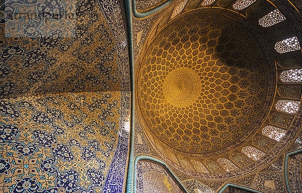 Glasierte Kachelornamente im Inneren der Kuppel der Scheich-Lutfallah-Moschee; Isfahan  Iran