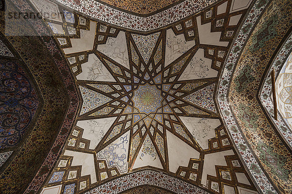Decke des Qajar-Pavillons im Fin-Garten; Kashan  Provinz Isfahan  Iran'.