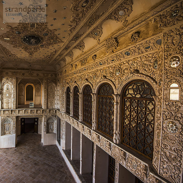 Veranda des Sommerbereichs des historischen Hauses Tabatabaei; Kashan  Provinz Isfahan  Iran .