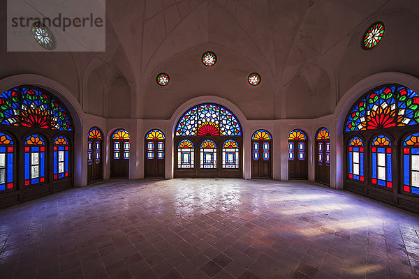 Buntglasfenster in der Winterabteilung des Tabatabaei Historical House; Kashan  Provinz Isfahan  Iran .
