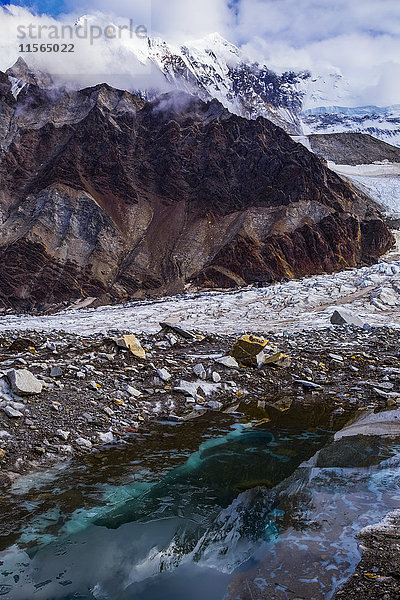 Der Mt. Hayes spiegelt sich in einer Wasserlache auf dem Hayes-Gletscher in einem abgelegenen Gebiet der Alaska Range  Innenalaska  USA