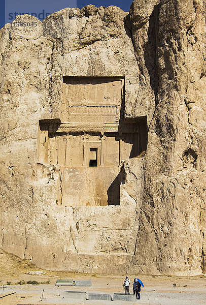 Grabmal von Darius II. und Basrelief mit der Darstellung von Bahram II. zu Pferd im Kampf gegen einen Gegner  Naqsh-e Rustam  Provinz Fars  Iran; Naqsh-e Rustam  Provinz Fars  Iran