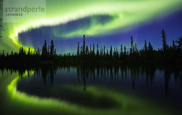 Das Polarlicht spiegelt sich im Clearwater River in Delta Junction; Alaska  Vereinigte Staaten von Amerika'.