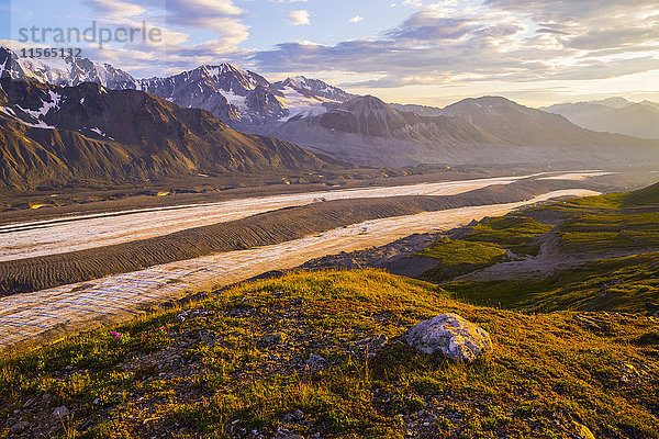 Blick auf den Canwell-Gletscher und die Alaska Range bei Sonnenuntergang  Inner-Alaska  USA