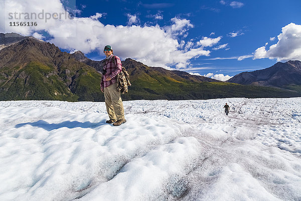 Wanderer überqueren den Root-Gletscher an einem Sommertag im Wrangell-St. Elias-Nationalpark  Süd-Zentral-Alaska  USA