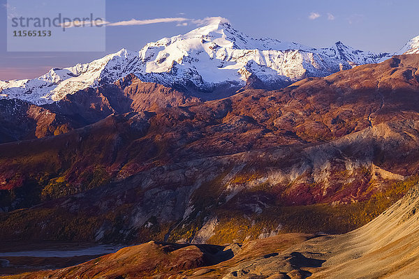 Sonnenuntergang auf dem Berg Silvertip in der Alaska Range mit Herbstfarben in der Landschaft darunter  Inner-Alaska  USA
