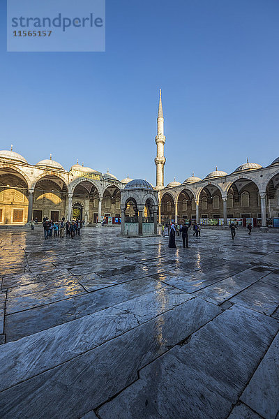 Waschbrunnen im Innenhof der Sultan-Ahmed-Moschee (Blaue Moschee); Istanbul  Türkei'.