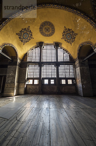 Gemalte Dekorationen über den Fenstern der Galerie im zweiten Stock  Hagia Sophia; Istanbul  Türkei