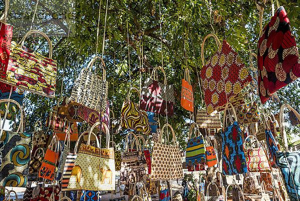 An den Bäumen hängende Handtaschen auf der Feira de Artesanato Flores e Gastronomia im Parque dos Continuadores; Maputo  Mosambik'.