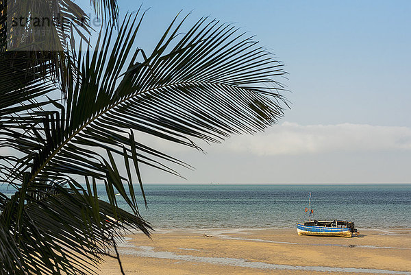 Dhau bei Ebbe  Strand von Vilanculos  Bazaruto-Archipel; Mosambik'.