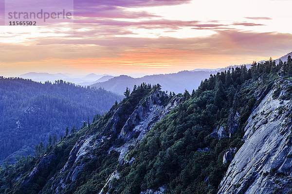 Blick vom Moro Rock in der Abenddämmerung  Sequoia National Park; Kalifornien  Vereinigte Staaten von Amerika'.