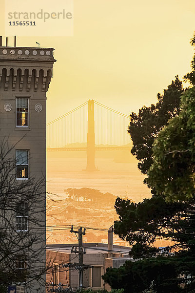 Golden Gate Bridge bei Sonnenuntergang; San Francisco  Kalifornien  Vereinigte Staaten von Amerika'.