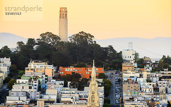 Coit Tower auf dem Telegraph Hill bei Sonnenuntergang; San Francisco  Kalifornien  Vereinigte Staaten von Amerika'.