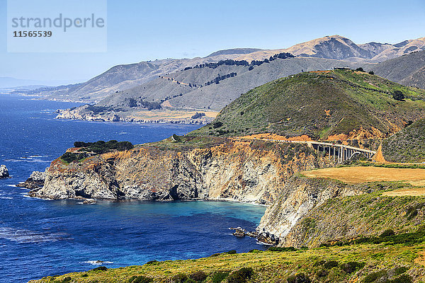 Klippen entlang der Küste von Big Sur  Highway One; Kalifornien  Vereinigte Staaten von Amerika'.