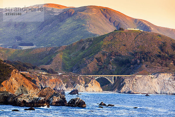 Klippen entlang der Küste von Big Sur in der Nähe der Rocky Creek Bridge am Highway One; Kalifornien  Vereinigte Staaten von Amerika'.