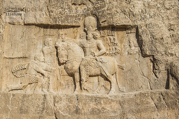 Basrelief mit der Darstellung des Triumphs von Schapur I. über den römischen Kaiser Valerian und Philipp den Araber; Naqsh-e Rustam  Provinz Fars  Iran'.