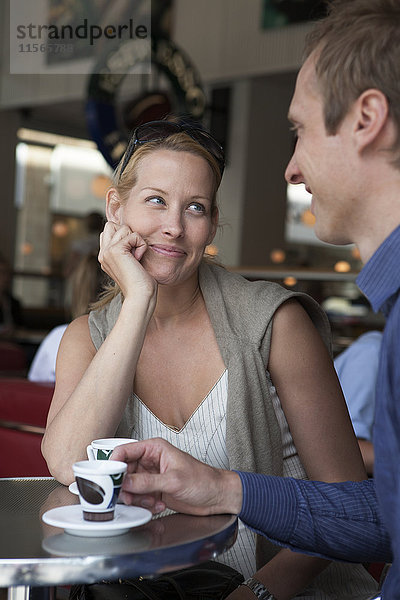 Ehepaar trinkt Espresso in einem Cafe