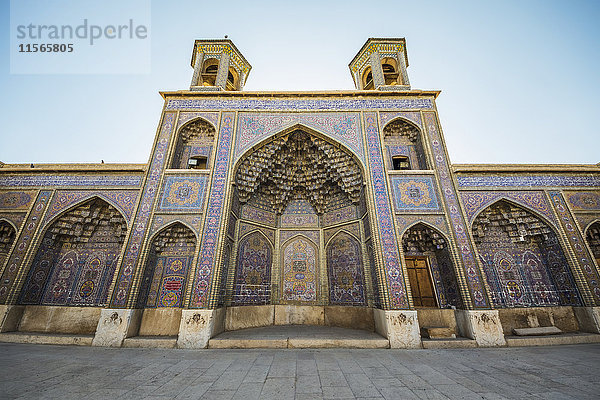 Iwan mit Schirazi-Haft-Rangi-Kacheln der Nasir-ol-Molk-Moschee; Schiraz  Provinz Fars  Iran .