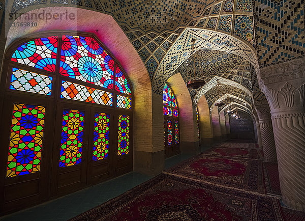 Innenraum mit Glasfenstern der Nasir ol Molk Moschee; Shiraz  Provinz Fars  Iran'.