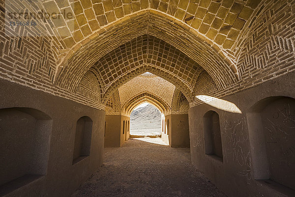Kleiner Lehmziegelbau bei den zoroastrischen Türmen des Schweigens; Yazd  Iran'.