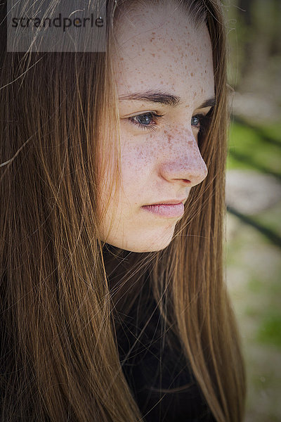 Porträt eines Mädchens mit Sommersprossen  das mit ernster Miene vor sich hin starrt; Connecticut  Vereinigte Staaten von Amerika'.